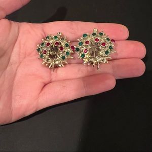 Vintage Dodds gold tone metal Christmas wreath clip on earrings
